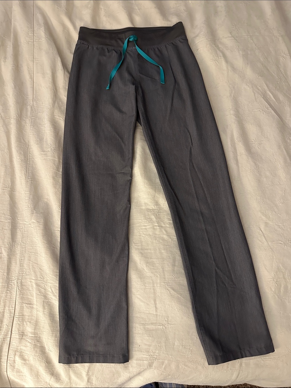 FIGS Women’s Livingston scrub pants. Graphite. XS TALL.